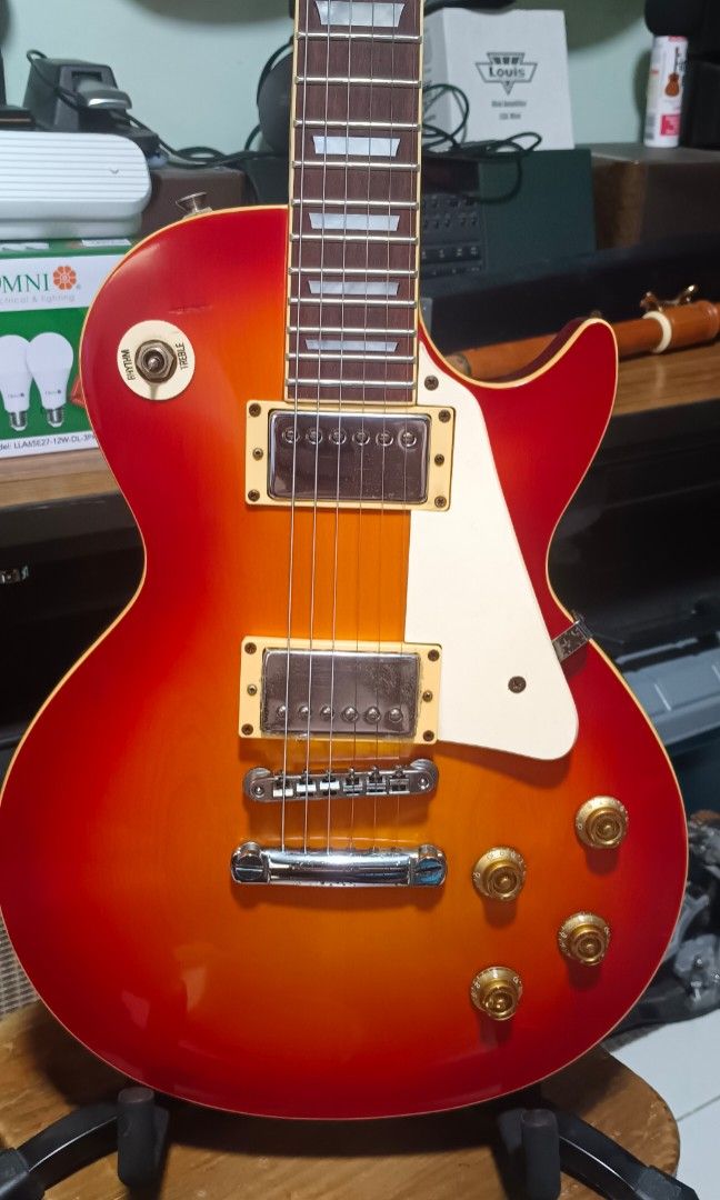 Greco Les Paul electric guitar (Category: Musical Instruments) located in Paranaque City. Submitted by yourhonorvoy (Listing ID 1313360712, Image 3). Description: 🎆🎆🎆 Greco Les Paul electric guitar 25k only With soft case With minor dents and scratches only 👍New ordinary strings installed 💪Ayos lahat Ng pick ups at electronics 👍Payment thru cash, bank transfer or gcash 🚚We do shipping👍via lalamove, transportify or cod( within nearby areas