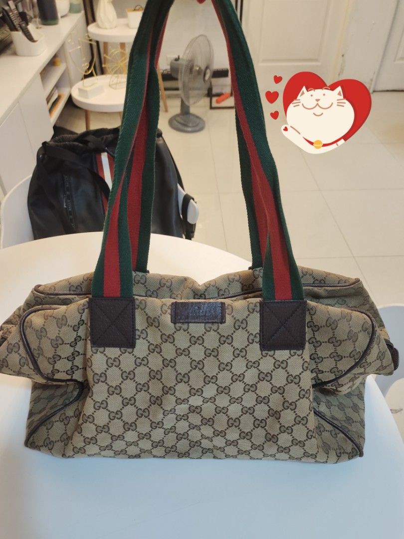 Gucci weekender travel bag (Category: Luxury Bags & Wallets) located in Quezon City. Submitted by val3301 (Listing ID 1313332773, Image 1). Description: .