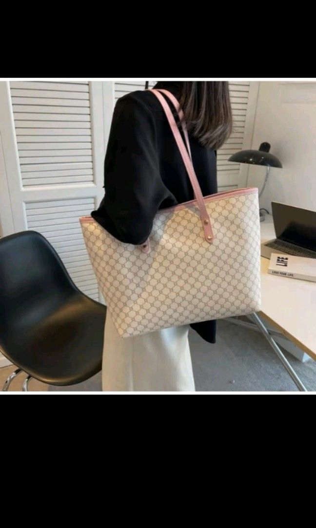 Larissa Totebag (Category: Tote Bags) located in Mantin. Submitted by whos_naaaaa (Listing ID 1313087655, Image 1). Description: condition 9.5/10.