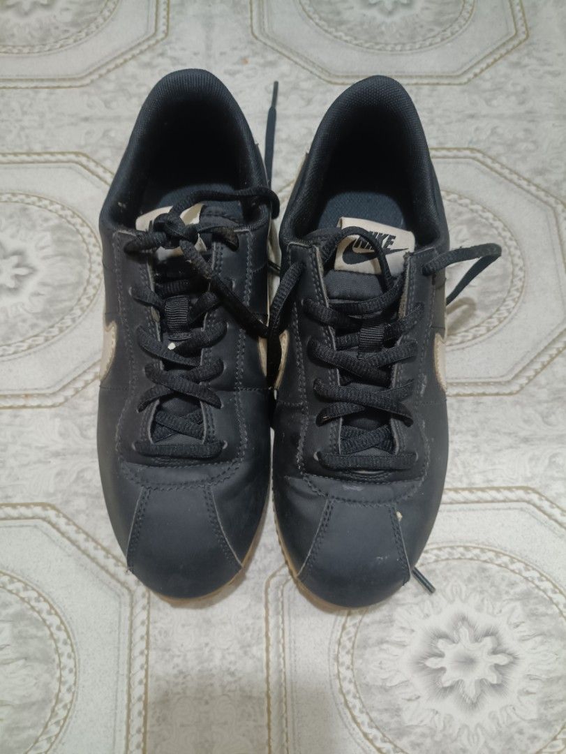 Nike Cortez (Category: Sneakers) located in Manila. Submitted by beastbrook (Listing ID 1313270507, Image 2). Description: nike Cortez basic GS size 5y 23.5 cm needs cleaning yellowing sole issue pm for more details.