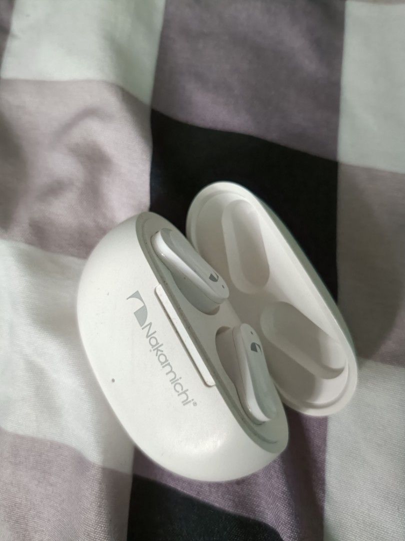 Wireless earphones497448282709698561