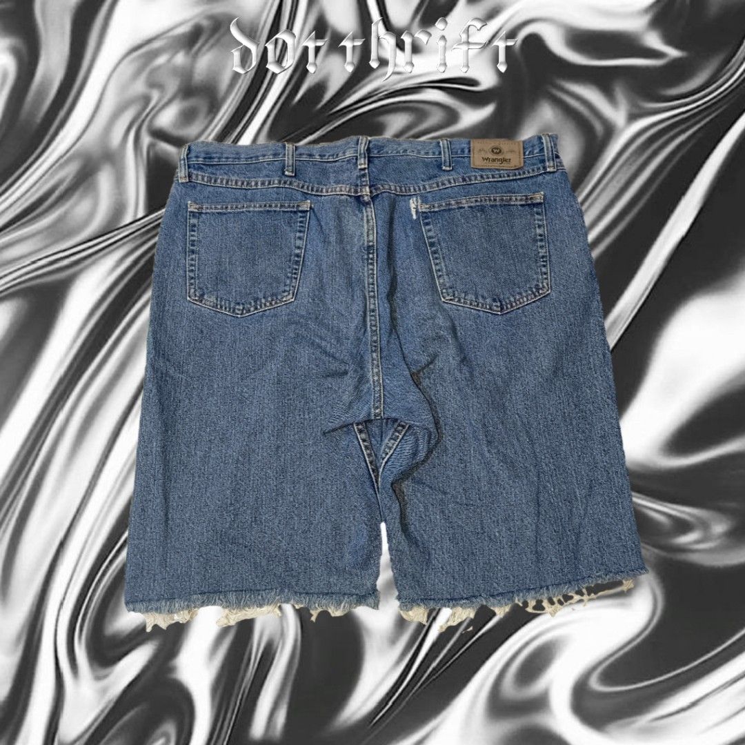 Wrangler Baggy Jorts (Category: Shorts) located in General Trias. Submitted by dot1thift (Listing ID 1313363995, Image 2). Description: wrangler baggy jorts authentic/legit 42 waist 24 length 12 leg opening condition 9/10 color rate 9.5/10 issue: need minimal restitch on back pocket, need wash. +SF 📩.