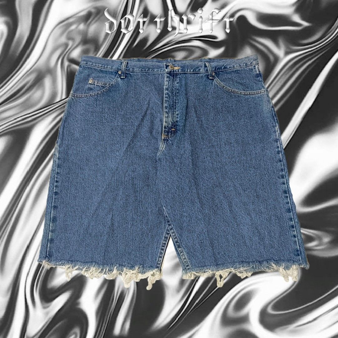 Wrangler Baggy Jorts (Category: Shorts) located in General Trias. Submitted by dot1thift (Listing ID 1313363995, Image 1). Description: wrangler baggy jorts authentic/legit 42 waist 24 length 12 leg opening condition 9/10 color rate 9.5/10 issue: need minimal restitch on back pocket, need wash. +SF 📩.
