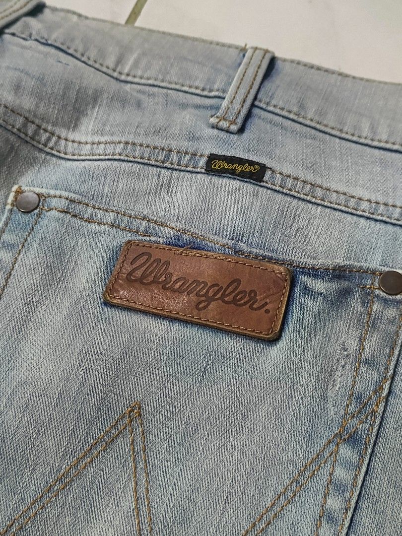 Wrangler Jorts (Category: Shorts) located in General Trias. Submitted by dot1thift (Listing ID 1313362010, Image 3). Description: Wrangler Jorts Authentic/Legit 40 waist 21 length 10 leg opening condition 9.5/10 color rate 9/10 no issue need wash +SF 📩.