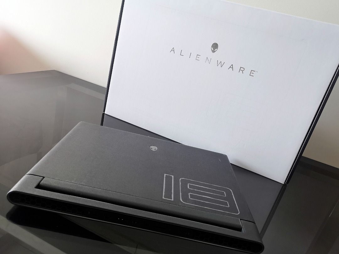 Alienware M18 R1 AMD Ryzen9 7945HX Radeon RX 7900M Gaming Laptop