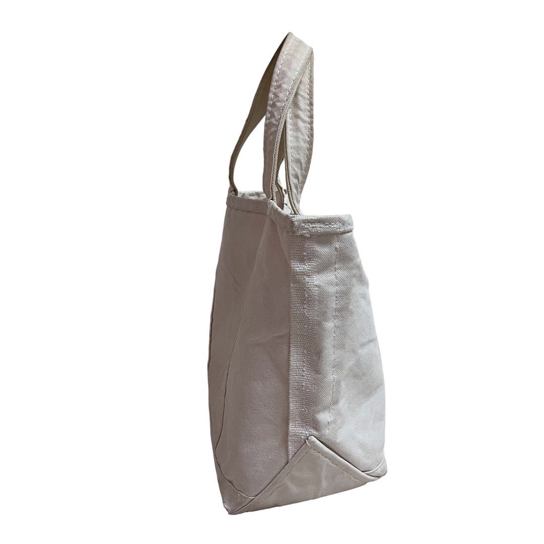 Aut. LL Bean Totebag (Category: Tote Bags) located in Tanjong Kling. Submitted by dstore88 (Listing ID 1317701368, Image 2). Description: good used condition with some defect on botton made in usa negotiable.