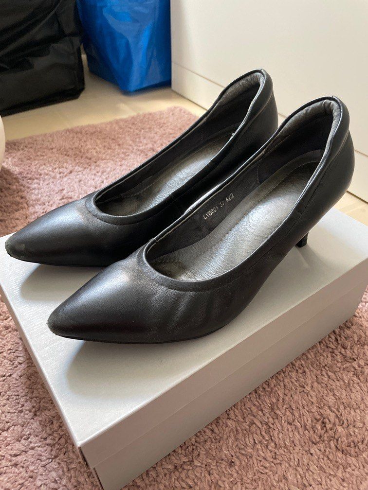 Black closed toe pointed heels court shoes