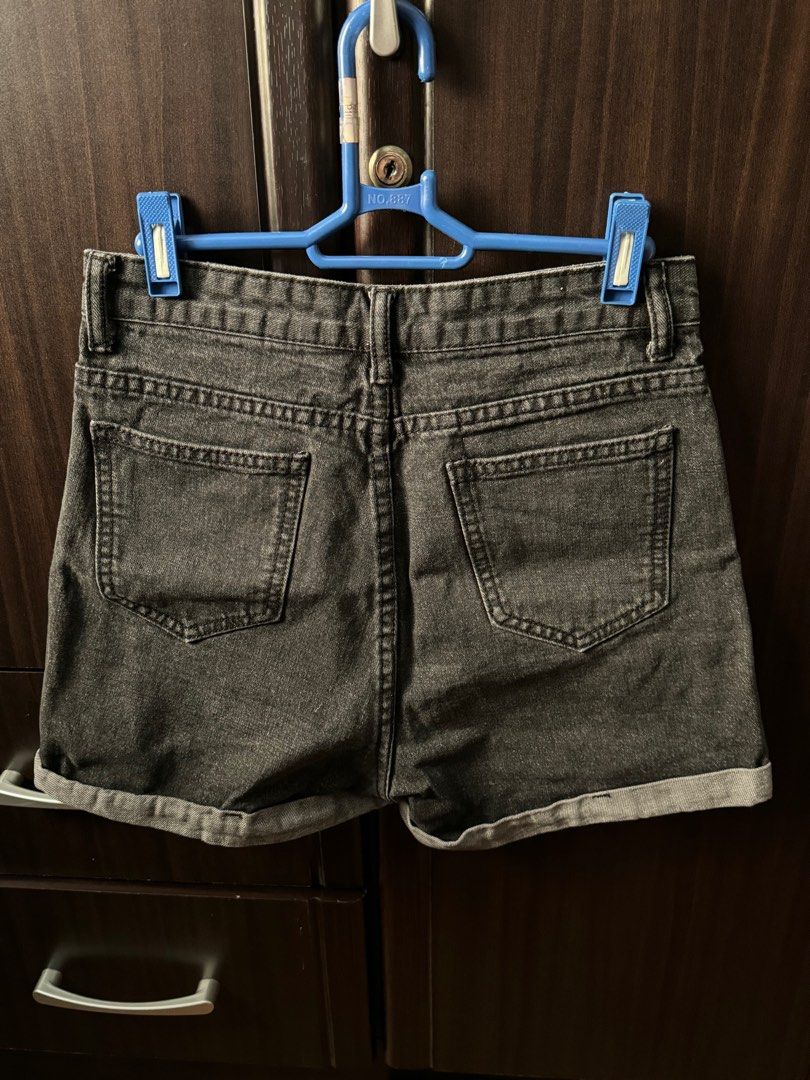 Black Demin Shorts (Category: Shorts) located in Manila. Submitted by farfromregularco (Listing ID 1317611569, Image 2). Description: - Never Used, 100% New - Fits size 25 - 26 (S) - Negotiable, can do same day delivery .