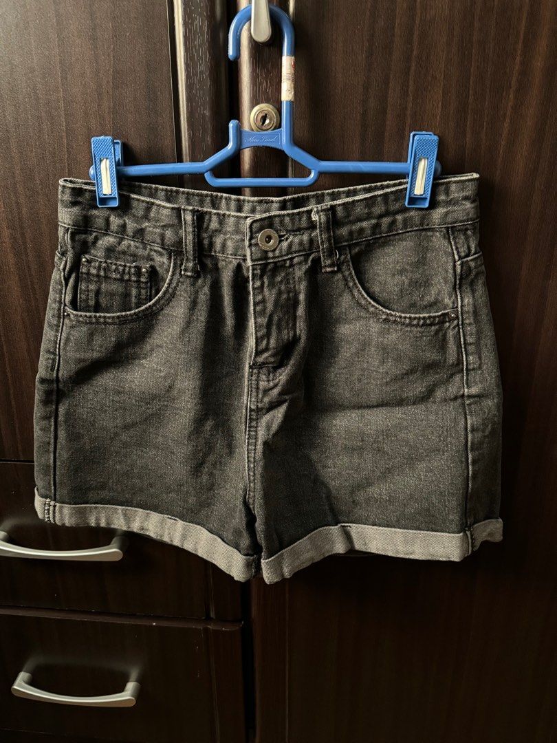 Black Demin Shorts (Category: Shorts) located in Manila. Submitted by farfromregularco (Listing ID 1317611569, Image 1). Description: - Never Used, 100% New - Fits size 25 - 26 (S) - Negotiable, can do same day delivery .