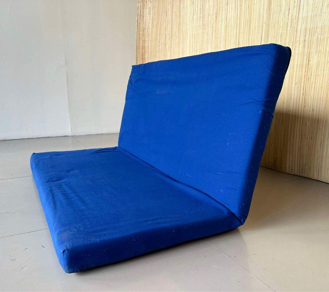 Floor sofa bed (Category: Sofas) located in Quezon City. Submitted by matetdevis13 (Listing ID 1317675267, Image 3). Description: Floor Sofabed Sofa L41.5 x W19.5 x H21 x SH3 Bed 39x41.5 Price: 2,500 2 seater Pure foam In good condition Code aly j216.