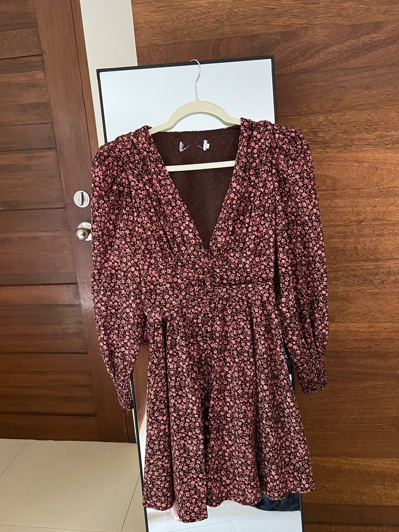floral red dress (Category: Dresses) located in Las Pinas. Submitted by odee25 (Listing ID 1317632651, Image 1). Description: no brand. bought it online .