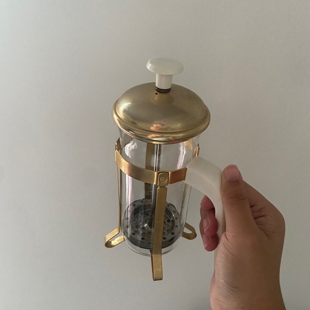 Gold Coffee Press (Category: Coffee & Tea Tableware) located in Taguig. Submitted by nessyyy (Listing ID 1317597275, Image 2). Description: Issue: may chipped sa may taas (included in the 4th photo) Mode of Delivery: Thru lalamove and jnt only Mode of Payment: Gcash only .
