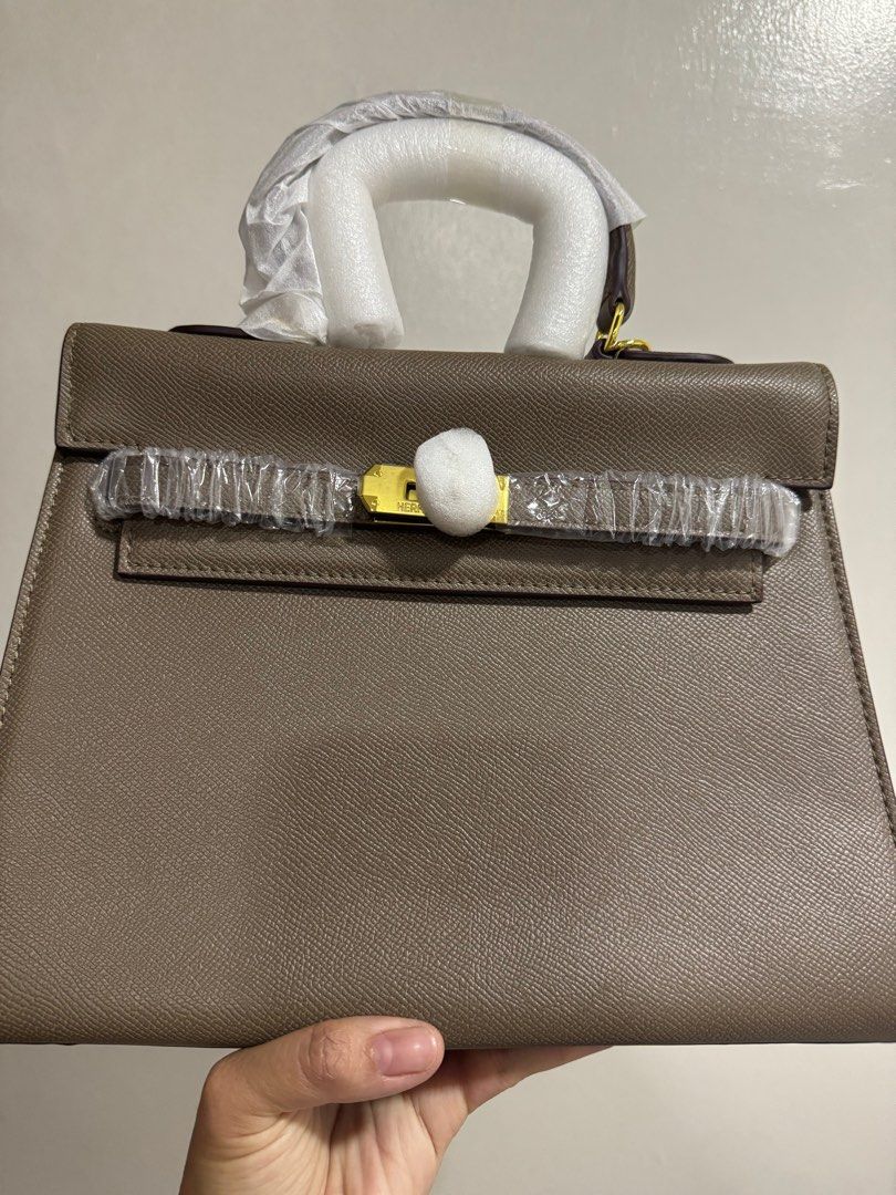 Hermes bag (Category: Luxury Bags & Wallets) located in Taguig. Submitted by magnolea711 (Listing ID 1317547281, Image 1). Description: Brand new. No flaws. .