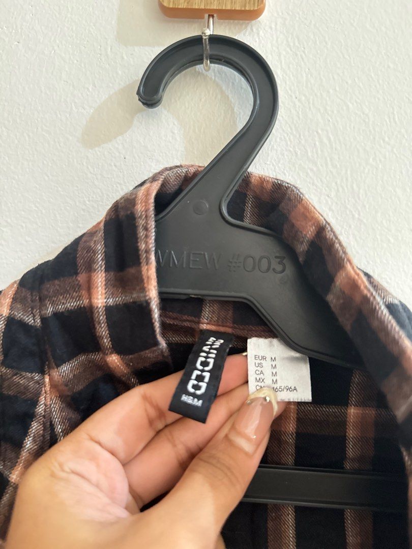 h&m checkered crop top (Category: Longsleeves) located in Roxas City. Submitted by s.declutters (Listing ID 1317561621, Image 3). Description: .