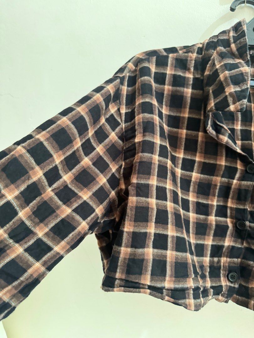 h&m checkered crop top (Category: Longsleeves) located in Roxas City. Submitted by s.declutters (Listing ID 1317561621, Image 2). Description: .