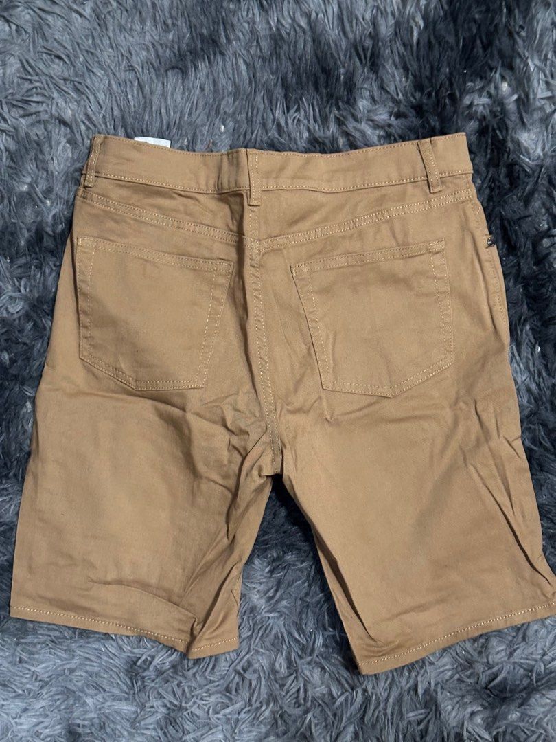 H&M Khaki Slim Fit Shorts (Category: Shorts) located in Manila. Submitted by declutter_270 (Listing ID 1317682871, Image 2). Description: -slim fit shorts -no tag but never been used -Size 31 -rfs decluttering.