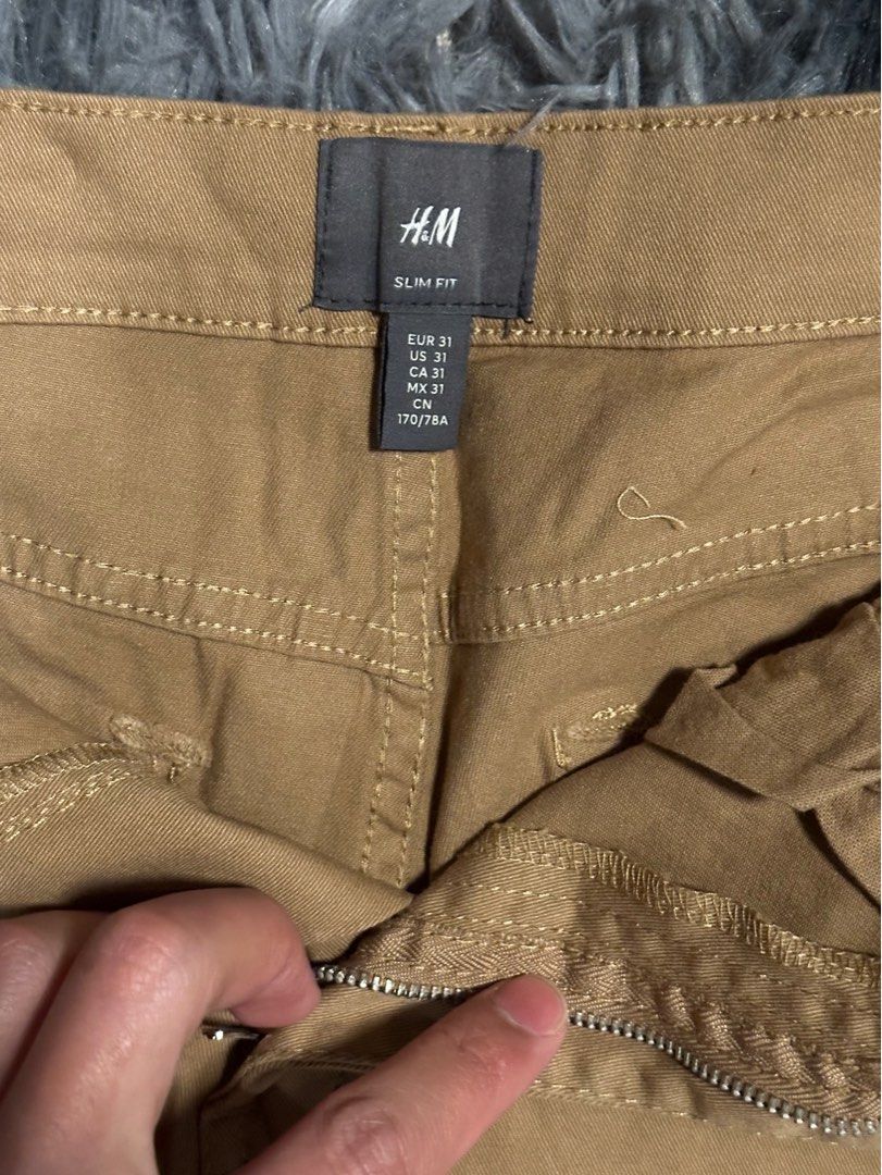 H&M Khaki Slim Fit Shorts (Category: Shorts) located in Manila. Submitted by declutter_270 (Listing ID 1317682871, Image 3). Description: -slim fit shorts -no tag but never been used -Size 31 -rfs decluttering.
