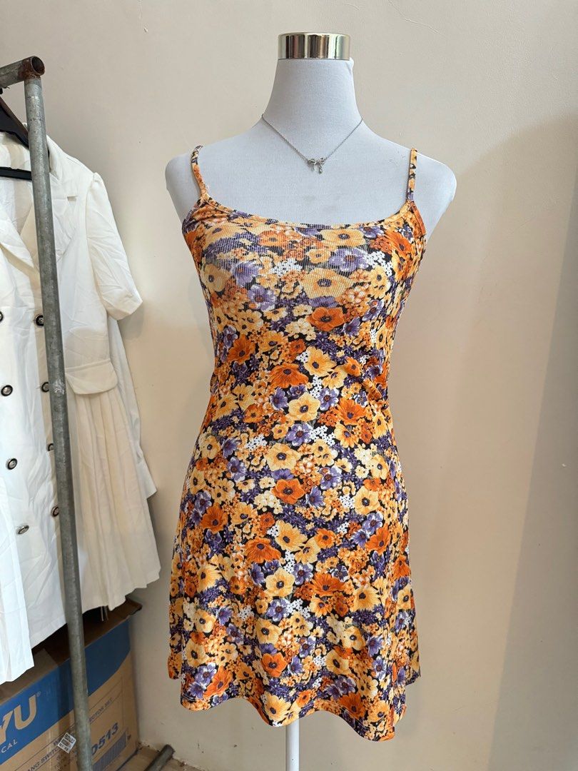 H&M printed flower dress (Category: Dresses) located in Roxas City. Submitted by s.declutters (Listing ID 1317616359, Image 1). Description: .