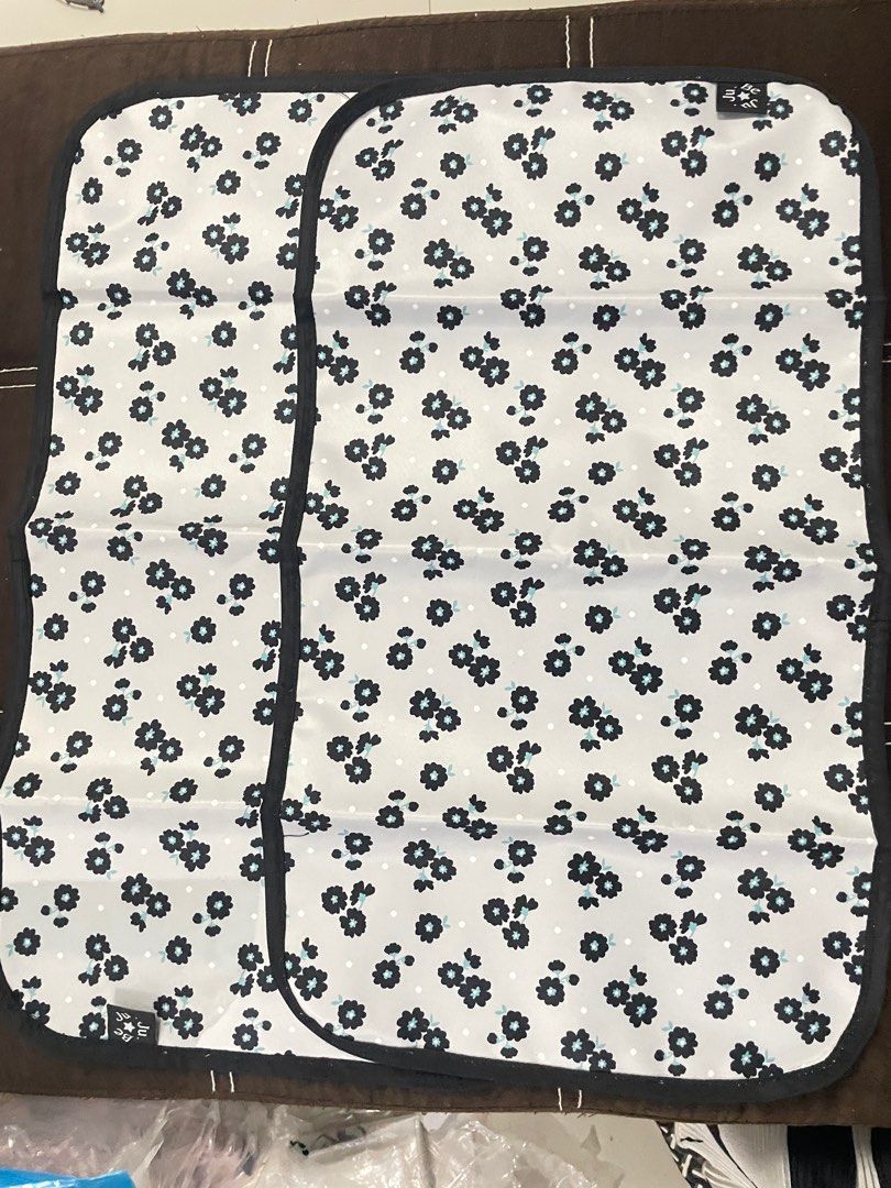 Jujube change pads (Category: Changing Mats & Accessories) located in Dagupan City. Submitted by francesco11 (Listing ID 1317600316, Image 3). Description: Ses 800 Ocean of dreams 800 2 black beauty 600 Duchess 500 paded.