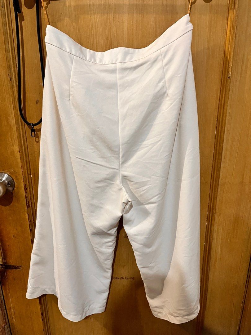 Mary Jane white culottes (Category: Other Bottoms) located in Quezon City. Submitted by leisdeclutter (Listing ID 1317547425, Image 3). Description: - few minimal stains at the back - size medium loc: libis, qc.