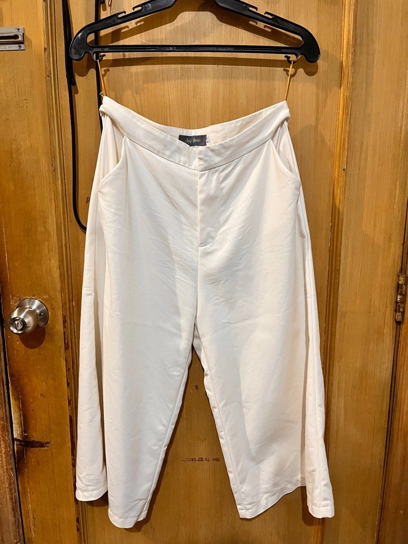 Mary Jane white culottes (Category: Other Bottoms) located in Quezon City. Submitted by leisdeclutter (Listing ID 1317547425, Image 1). Description: - few minimal stains at the back - size medium loc: libis, qc.