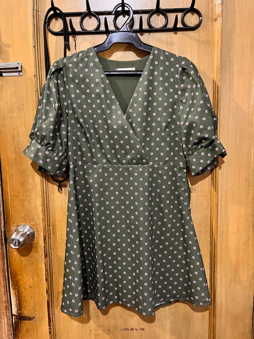 Medium green floral dress (Category: Dresses) located in Quezon City. Submitted by leisdeclutter (Listing ID 1317548656, Image 1). Description: - veryyy flattering dress!! - very short too - ideal for petite bodies - small to medium, minimal stretch loc: libis, qc.