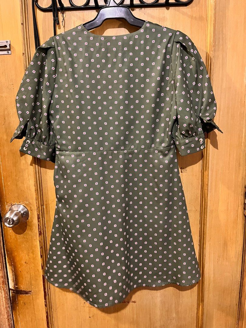 Medium green floral dress (Category: Dresses) located in Quezon City. Submitted by leisdeclutter (Listing ID 1317548656, Image 2). Description: - veryyy flattering dress!! - very short too - ideal for petite bodies - small to medium, minimal stretch loc: libis, qc.