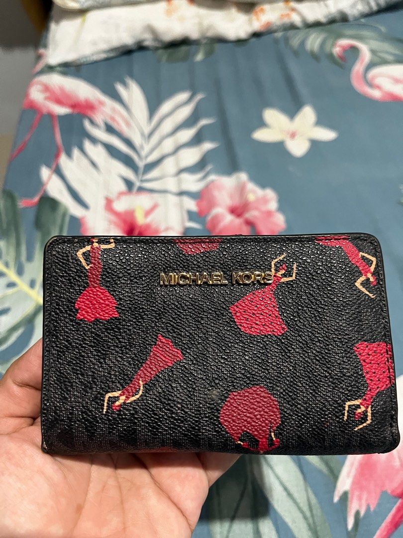 Michael Kors wallet (Category: Luxury Bags & Wallets) located in Caloocan City. Submitted by fortunodeclutter (Listing ID 1317662545, Image 1). Description: .