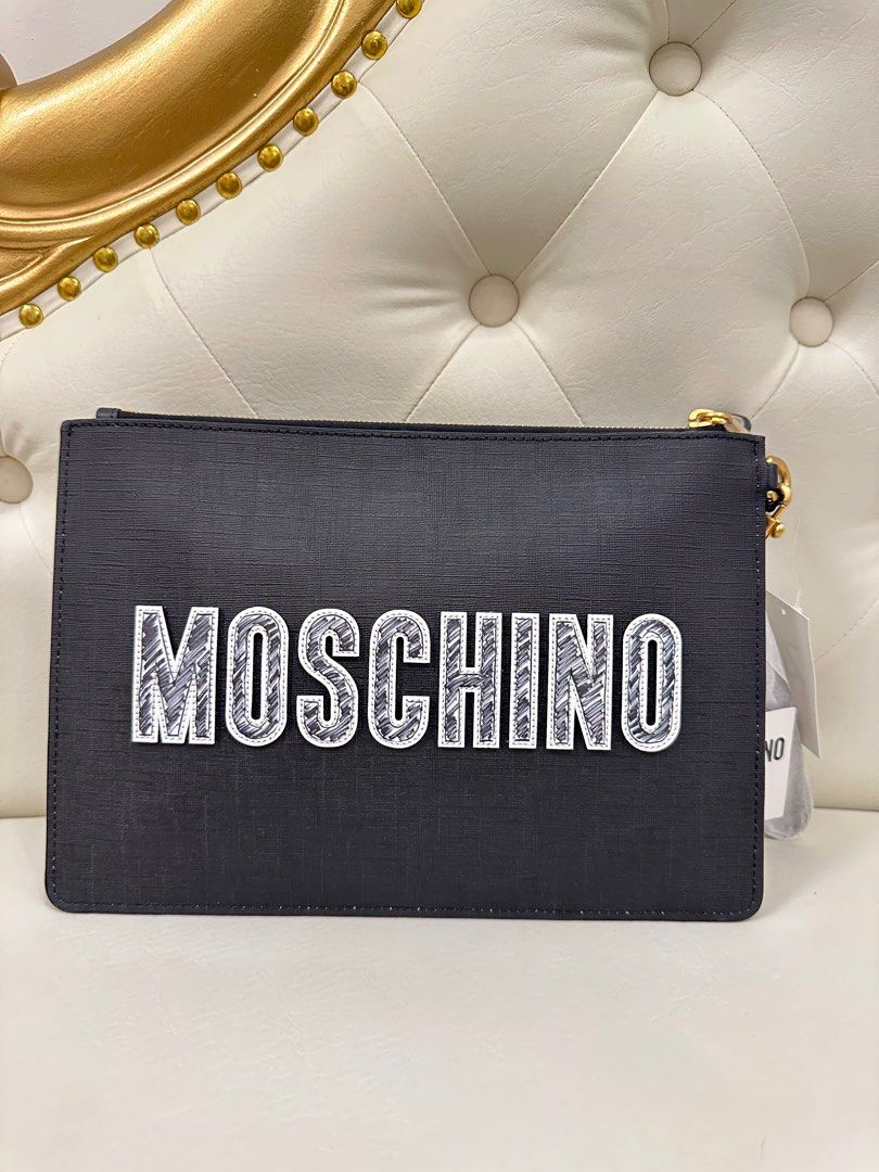 Moschino Clutch (Category: Luxury Bags & Wallets) located in Imus. Submitted by purgingmycloset888 (Listing ID 1317594331, Image 2). Description: 🎀SLIGHTLY NEGOTIABLE ❌NO LOW BALLERS OR TOO MUCH TAWAD PLS 😅😂 Comes with dustbag.