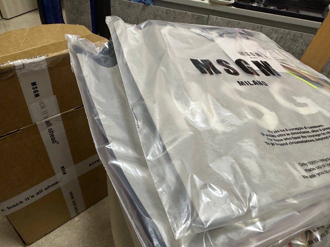 MSGM （分類：T-shirt、恤衫、有領衫）位於 Hong Kong。 由 tomtom.com 提交（商品編號 1317653291，圖片 6）。簡介： 全部XL 碼 ，全新意大利Milan MSGM 品牌（全新無拆袋） 1) T-shirt with box logo (白底螢光黃logo)$800 2)black jersey sweatshirt with brushstroke logo (黑底白字） $980 3) T-shirt with “Never look back” graphic(深藍） $780 正版正貨 西鐵站沿線可面交/順豐到付 Special price (特價商品） 。
