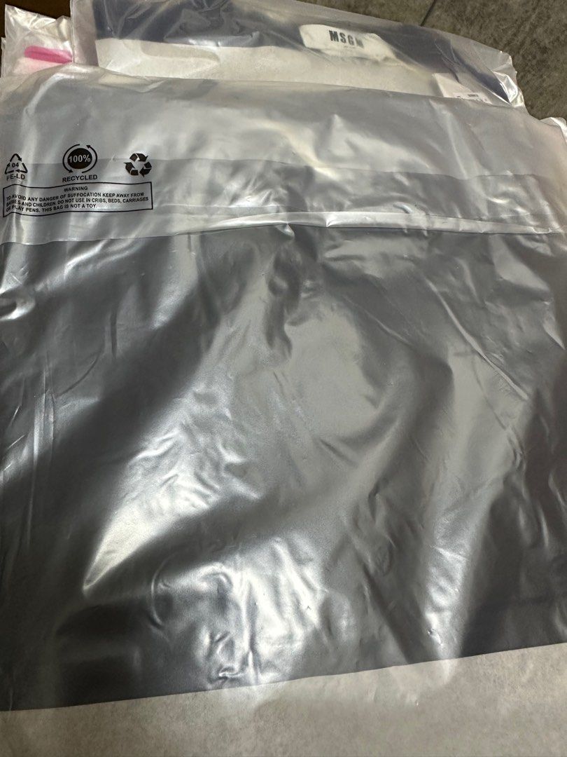 MSGM （分類：T-shirt、恤衫、有領衫）位於 Hong Kong。 由 tomtom.com 提交（商品編號 1317653291，圖片 7）。簡介： 全部XL 碼 ，全新意大利Milan MSGM 品牌（全新無拆袋） 1) T-shirt with box logo (白底螢光黃logo)$800 2)black jersey sweatshirt with brushstroke logo (黑底白字） $980 3) T-shirt with “Never look back” graphic(深藍） $780 正版正貨 西鐵站沿線可面交/順豐到付 Special price (特價商品） 。