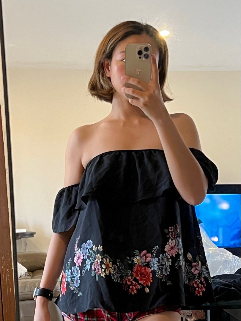 Off shoulder top (Category: Others Tops) located in Las Pinas. Submitted by odee25 (Listing ID 1317633217, Image 1). Description: 300 each. pink and black.