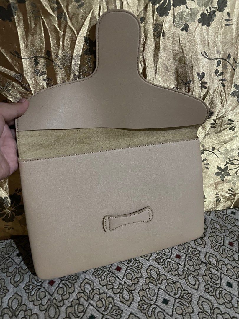 Olivia Hassler Clutch Bag (Category: Luxury Bags & Wallets) located in Iligan City. Submitted by ileganteph (Listing ID 1317600123, Image 3). Description: Very Good Condition With etikita.