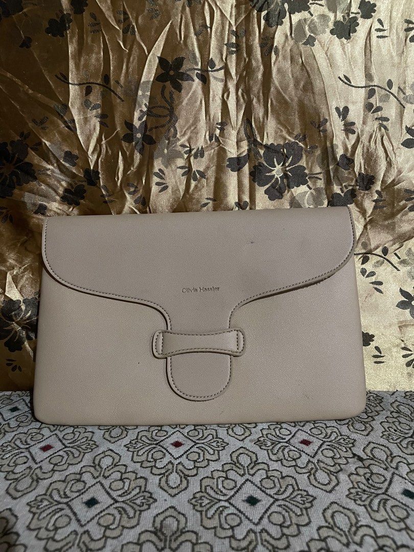 Olivia Hassler Clutch Bag (Category: Luxury Bags & Wallets) located in Iligan City. Submitted by ileganteph (Listing ID 1317600123, Image 1). Description: Very Good Condition With etikita.