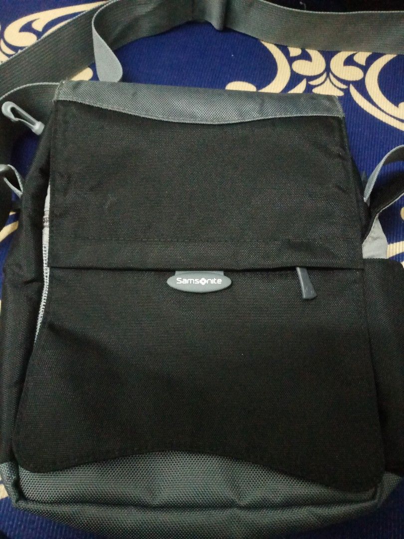 samsonite (Category: Sling Bags) located in Puchong. Submitted by afsteadybundle (Listing ID 1317660366, Image 3). Description: 💼sling samsonite 📍Condition:9/10 📍Tag:samsonite(made in china) 📍Zip:cop logo samsonite 👉Berminat boleh pm tuan ✅semoga kita semua dipermudahkan segala urusan dan diluaskan rezeki yang halal😊.