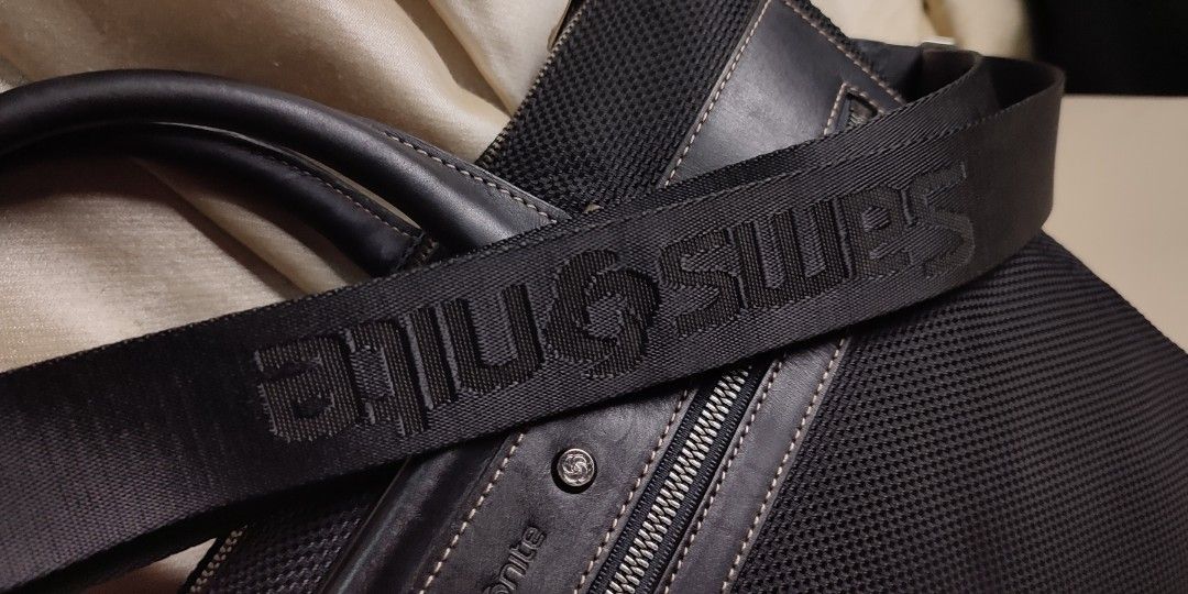 Samsonite laptop bag (Category: Luxury Bags & Wallets) located in Quezon City. Submitted by edwinvuru (Listing ID 1317689794, Image 3). Description: authentic Samsonite laptop bag QC location.