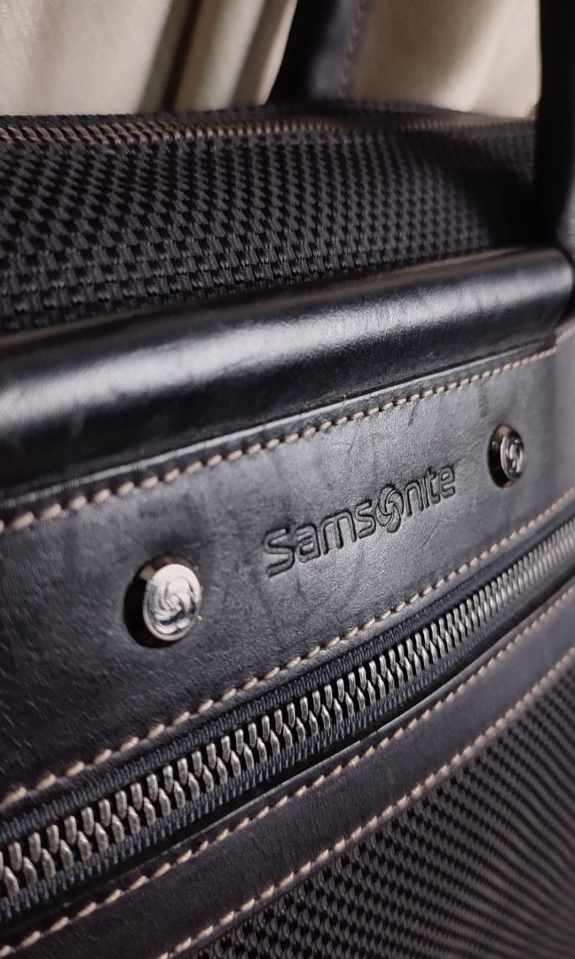 Samsonite laptop bag (Category: Luxury Bags & Wallets) located in Quezon City. Submitted by edwinvuru (Listing ID 1317689794, Image 2). Description: authentic Samsonite laptop bag QC location.