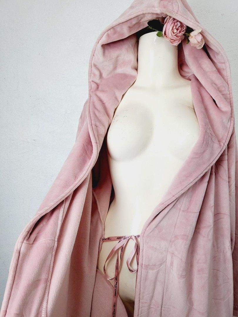 Ted Baker Pink Embossed Bath Robe Dressing Gown, Women's Fashion,  Undergarments & Loungewear on Carousell