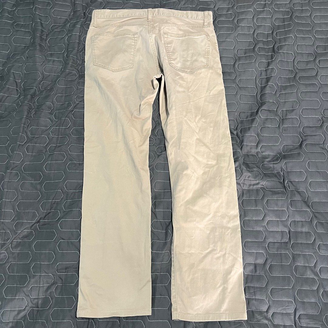 Uniqlo Beige Chino Pants (Category: Chinos) located in Caloocan City. Submitted by jace_cv (Listing ID 1317581873, Image 3). Description: Bought it here at Carousell. RFS: Wrong size. Size: 31 (79 cm). *Check last photo for actual color..