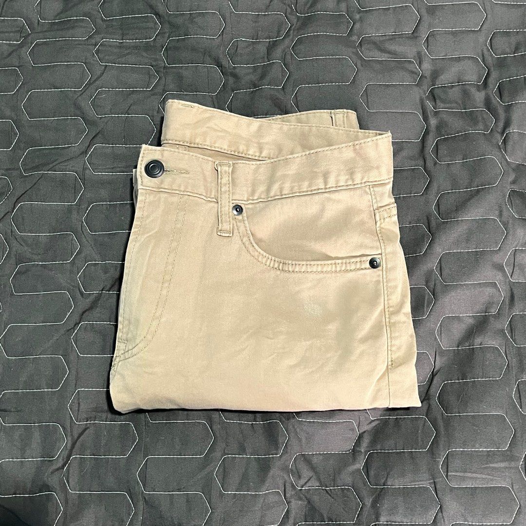 Uniqlo Beige Chino Pants (Category: Chinos) located in Caloocan City. Submitted by jace_cv (Listing ID 1317581873, Image 2). Description: Bought it here at Carousell. RFS: Wrong size. Size: 31 (79 cm). *Check last photo for actual color..