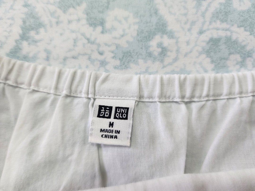 Uniqlo puff sleeve top (Category: Blouses) located in Cebu City. Submitted by kfc40 (Listing ID 1317608094, Image 2). Description: size M but i had it altered to a smaller size. can fit S-xs. lightly used. very good condition.