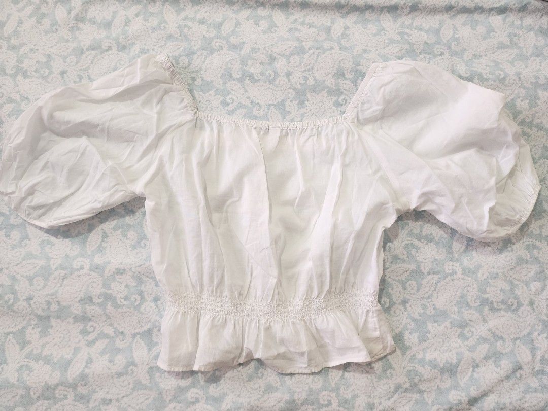 Uniqlo puff sleeve top (Category: Blouses) located in Cebu City. Submitted by kfc40 (Listing ID 1317608094, Image 3). Description: size M but i had it altered to a smaller size. can fit S-xs. lightly used. very good condition.