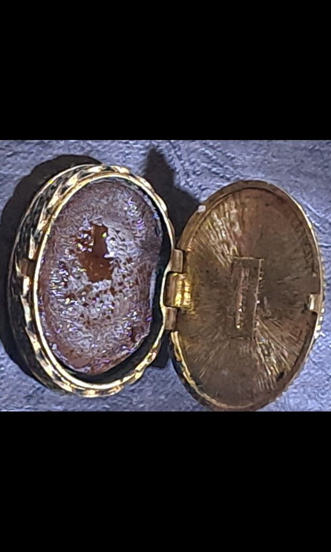 Vintage 1983 Estee lauder solid perfume from USA 🇺🇸 (Category: Fragrance & Deodorants) located in Davao. Submitted by bravemoon_556cd5 (Listing ID 1317705011, Image 2). Description: solid perfume from USA 🇺🇸 free sf we ship nationwide gcash or bank account payment mode.