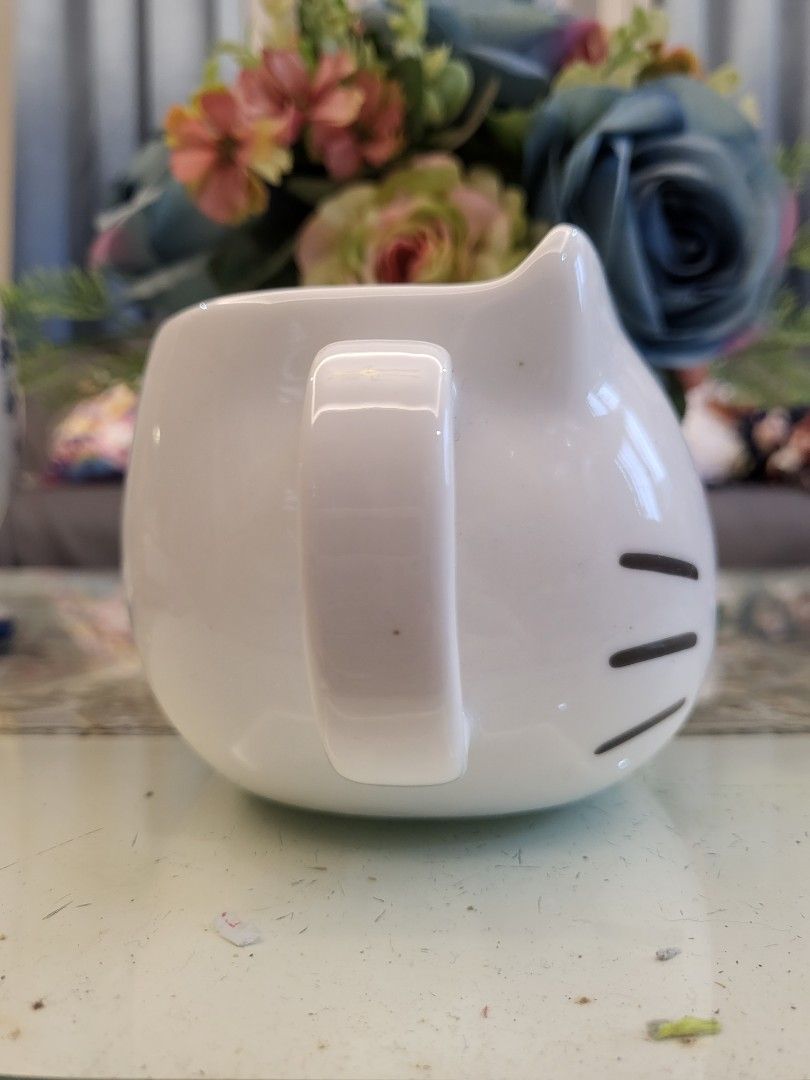 Vintage Sanrio Hello Kitty 2002 3D Embossed Mug (Category: Coffee & Tea Tableware) located in San Fernando. Submitted by jpmarketplace2023 (Listing ID 1317640042, Image 3). Description: 💚 All items are authentic from Japan. 💛 MOP: GCash (❌️ GCash Protect) 🩵 MOD: LBC only (❌️ S. Checkout, COD, COP) 💙 Meet-up: Vista Mall, San Fernando, Pampanga 💜 All items are on-hand. 🧡 First to pay gets the item first. ❤️ Breakable items are packed with car