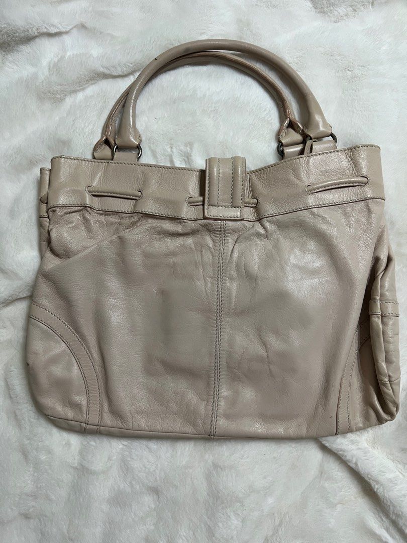 💯 Authentic Balenciaga Leather Drawstring Pink Leather Handbag (Category: Luxury Bags & Wallets) located in Paranaque City. Submitted by authentic_mj (Listing ID 1319285576, Image 2). Description: 💯 Authentic Balenciaga Leather Drawstring Pink Leather Handbag Preloved Authentic from Japan with original mirror intact Issue: handle pen marks.
