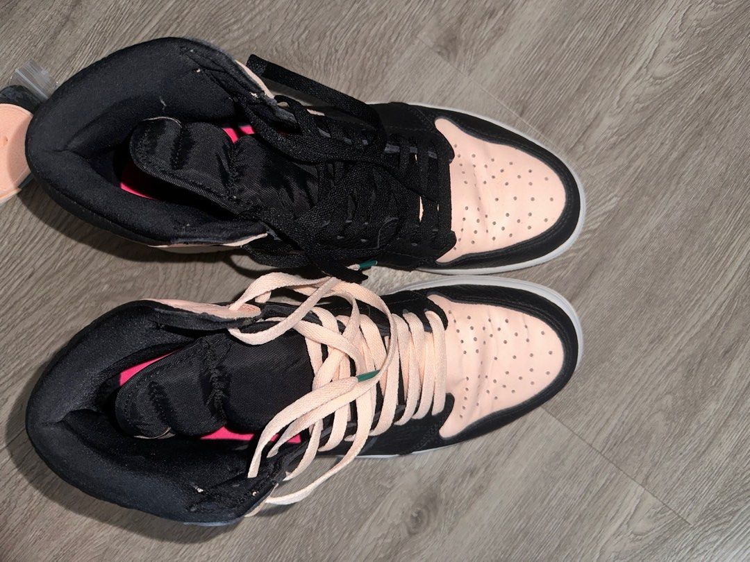 Crimson tint laces top