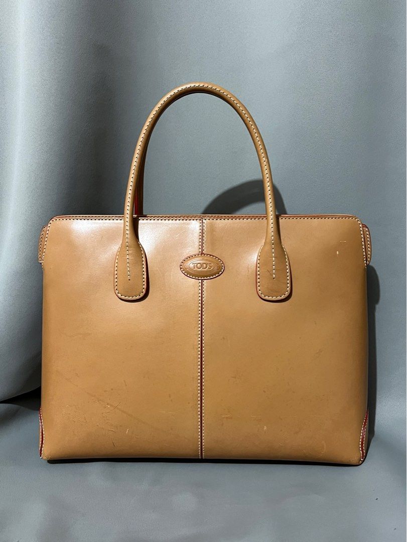 Authentic Tod’s Vintage Genuine Leather bag (Category: Luxury Bags & Wallets) located in Apalit. Submitted by ic_declutter (Listing ID 1319286828, Image 1). Description: With signs of usage: *light watermarks and scratches on bag’s body *light rubs on corner *long strap missing.
