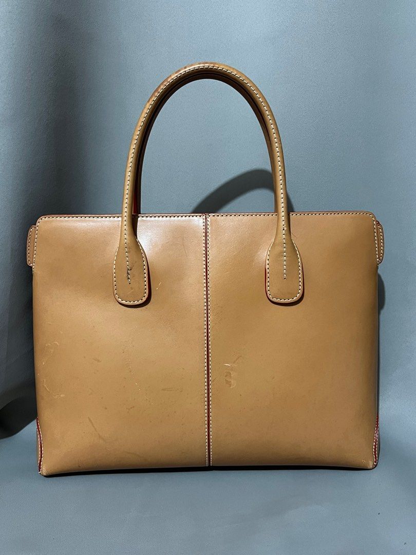 Authentic Tod’s Vintage Genuine Leather bag (Category: Luxury Bags & Wallets) located in Apalit. Submitted by ic_declutter (Listing ID 1319286828, Image 2). Description: With signs of usage: *light watermarks and scratches on bag’s body *light rubs on corner *long strap missing.