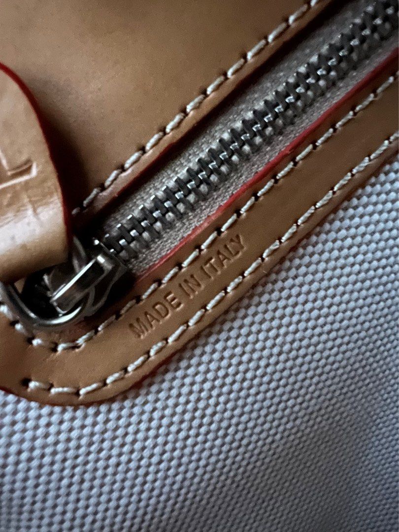 Authentic Tod’s Vintage Genuine Leather bag (Category: Luxury Bags & Wallets) located in Apalit. Submitted by ic_declutter (Listing ID 1319286828, Image 3). Description: With signs of usage: *light watermarks and scratches on bag’s body *light rubs on corner *long strap missing.