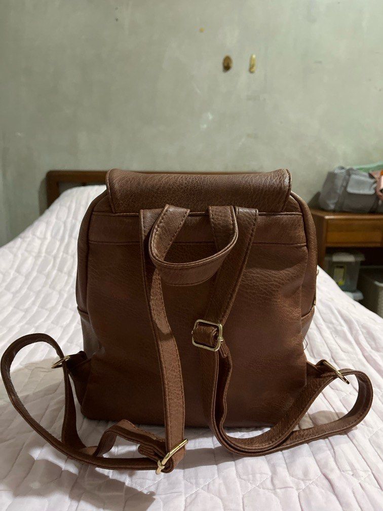 Brown leather backpack (Category: Backpacks) located in Quezon City. Submitted by leisdeclutter (Listing ID 1319254743, Image 2). Description: - Still good quality - only issue is may yellowing stains na sa loob - no brand, bought from US loc: libis, qc .